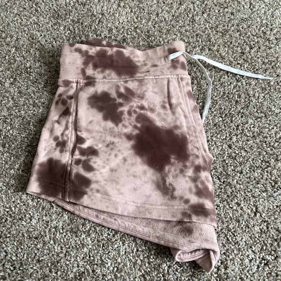 Inner Glow High Rose Short from Lululemon Size 8 - Picture 2 of 4